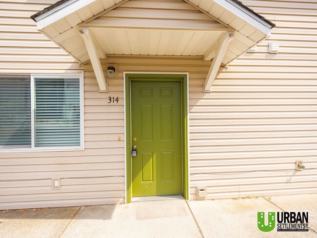Building Photo - Spacious, clean, modern 4bd/2bth