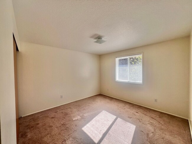 Building Photo - Spacious Home with Large Backyard in Union...