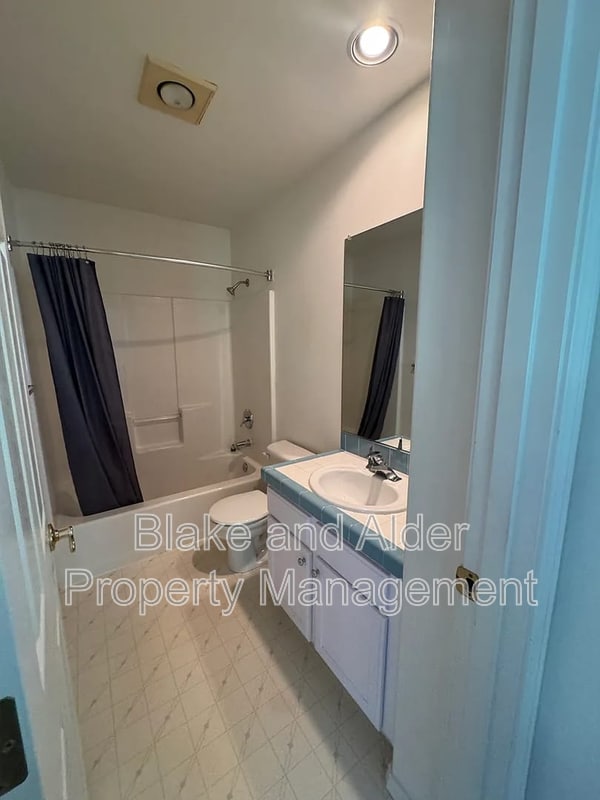 Building Photo - 1079 NE Creeksedge Dr