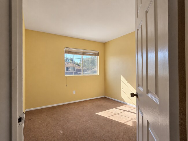 Building Photo - 635 Hillhaven Dr