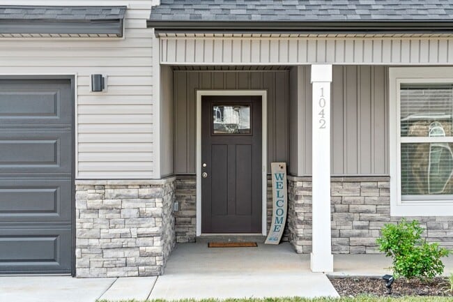 Building Photo - 3 Bedroom 3 Bath Home with Bonus Room For Rent!