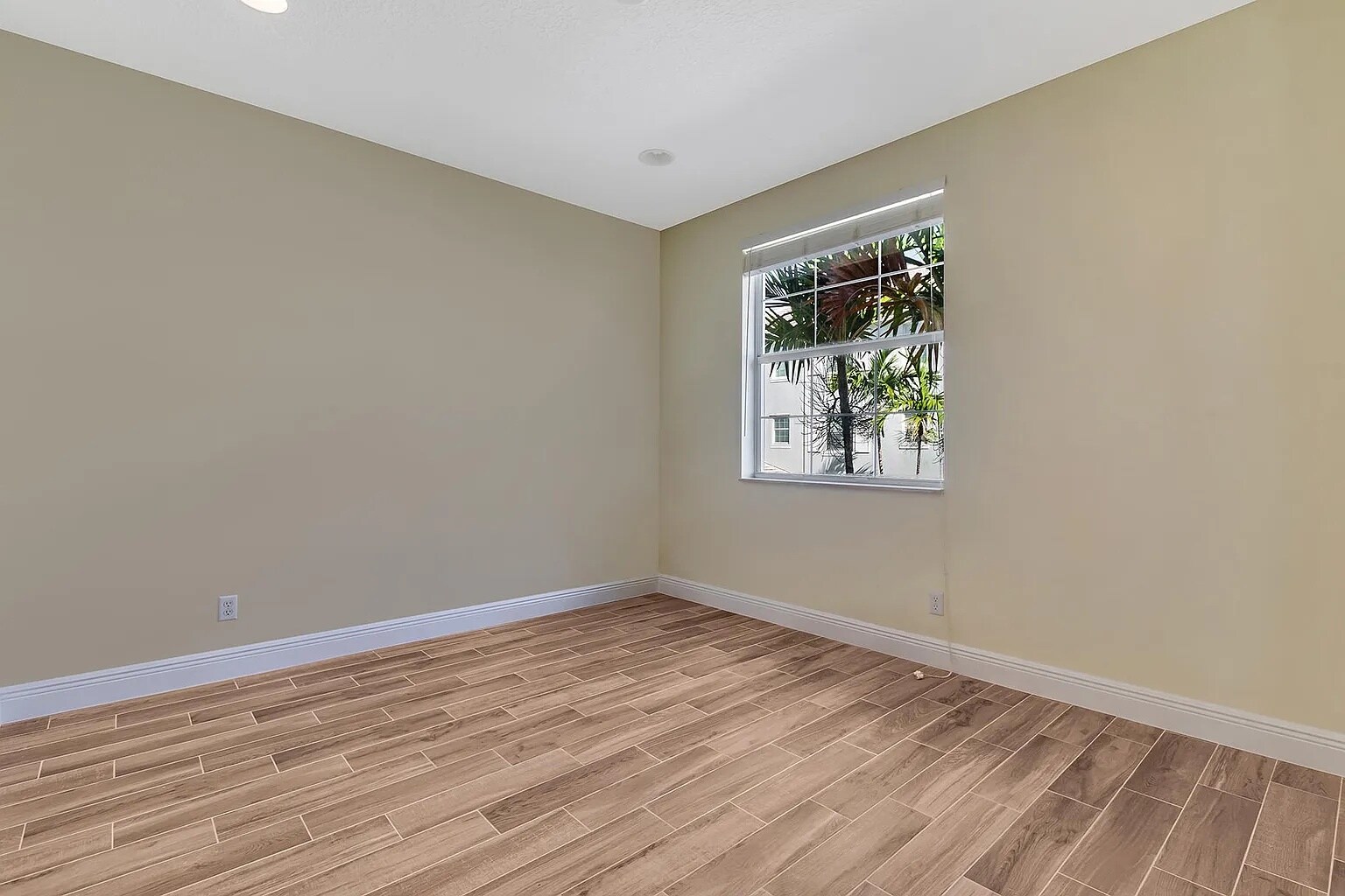 Building Photo - 1550 Limetree Bay Ave
