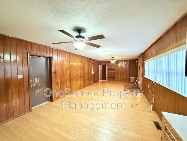 Building Photo - 656 S 11th St