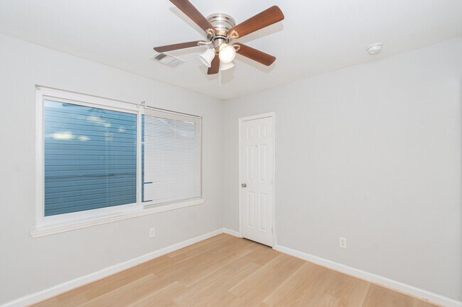 Building Photo - 3707 Meadowlake Rd