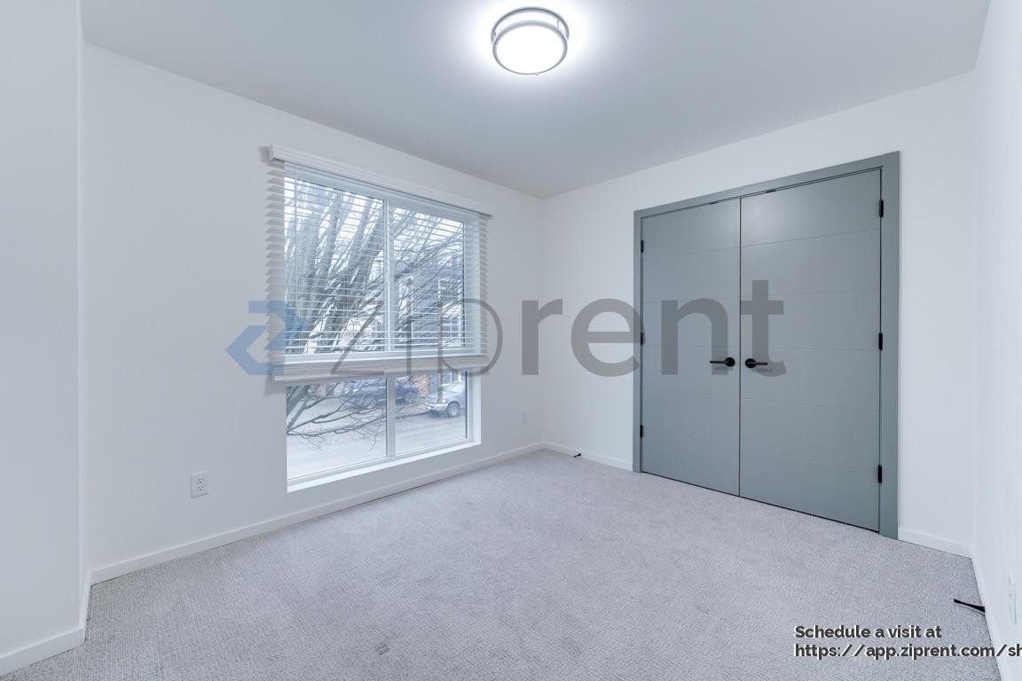 Building Photo - 539 S Cloverdale St