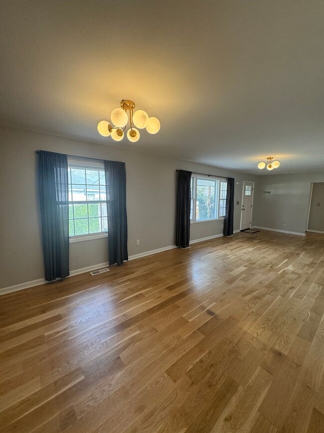 Building Photo - 3 bed, 2.5 bath home with spacious layout and oversized den/bonus room. Features include a fully ...