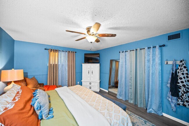 Building Photo - Move in ready August 1, 2025
