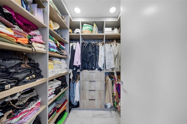 Building Photo - 700 NE 26th Terrace