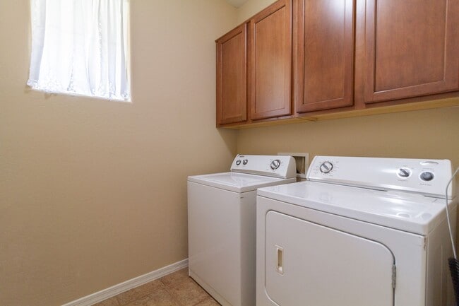 Building Photo - Fantastic single story, split floor plan h...