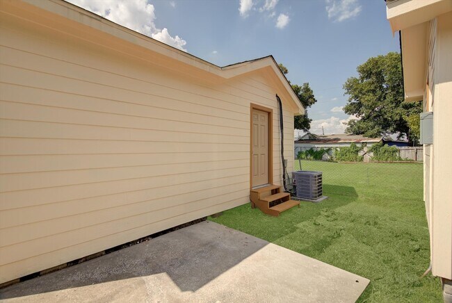 Building Photo - 1118 Cypress St