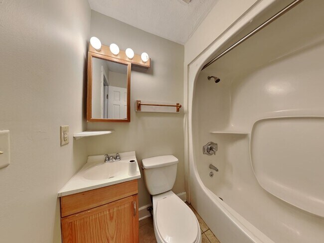 Building Photo - 1365 Indianola Ave