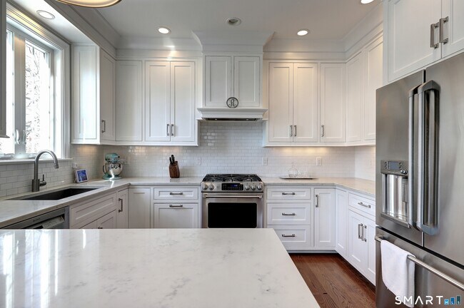 Building Photo - 30 Narrow St