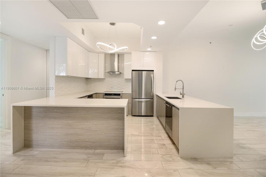 Building Photo - 14951 Royal Oaks Ln