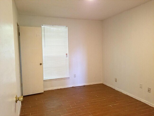 Building Photo - 11523 Glenwolde Dr