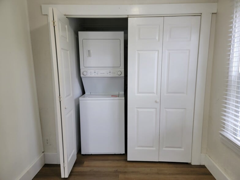 Building Photo - 100 E Elm St