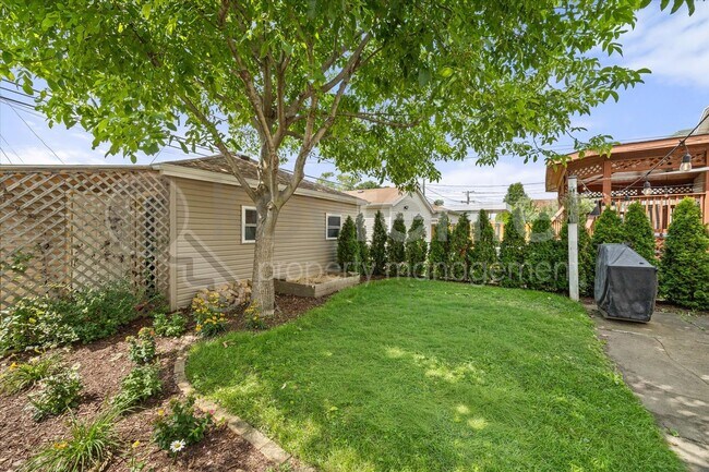 Building Photo - 4230 N Oriole Ave
