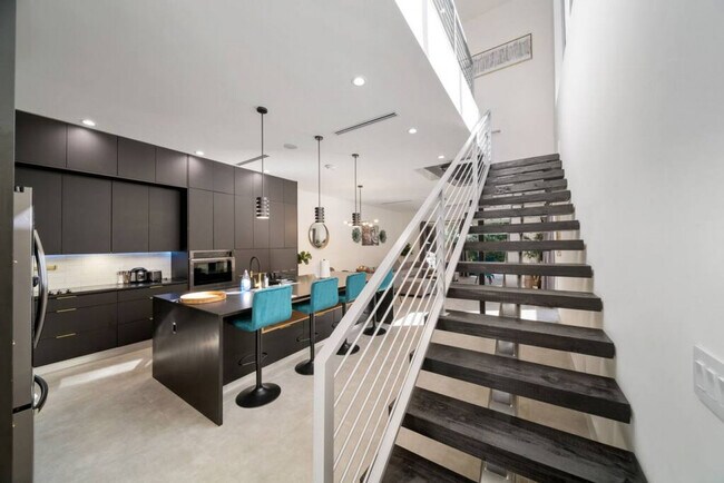 Building Photo - 1621 NE 4th Pl