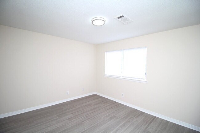 Building Photo - Updated 1BR/1BA Apartment Near UWF – Ideal...