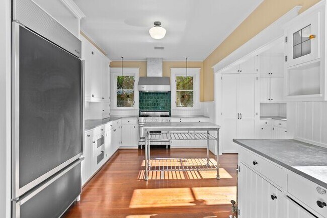 Building Photo - Stunning 1909 Craftsman w/ AC in Coveted Capitol Hill