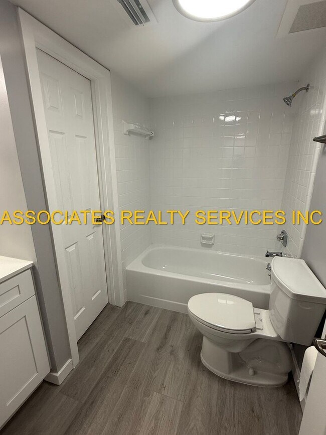 Building Photo - MUST SEE!!! 2BED/2BATH FULLY REMODELED UNIT IN GREENLEAF!!! FENCED BACK YARD!!!