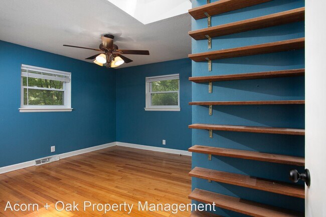 Building Photo - 3 br, 2 bath House - 210 Landsbury Dr.