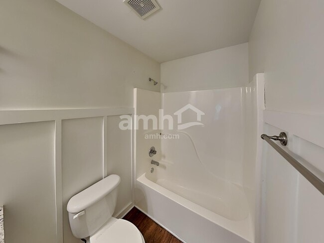 Building Photo - 204 Bates Ct