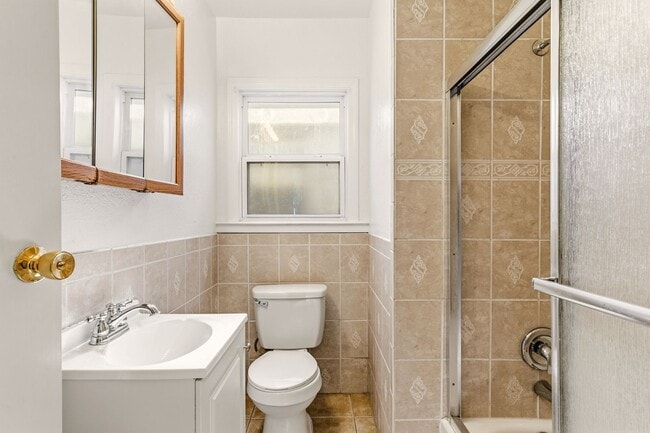 Building Photo - Spacious 3-Bedroom House in Oakland's Meadow Brook