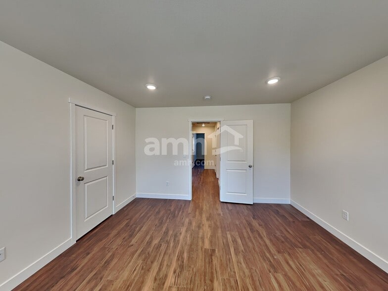 Building Photo - 4839 85th Dr NE