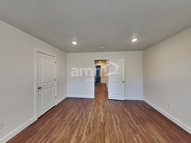 Building Photo - 9428 W Shumard St