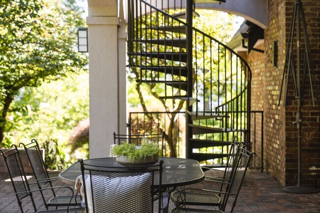 Building Photo - Amazing Nob-Hill Estate with impeccable fi...