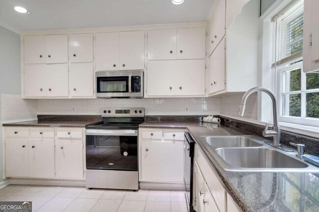 Building Photo - 2542 White Oak Dr
