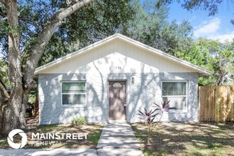 Building Photo - 1936 Pinehurst Dr