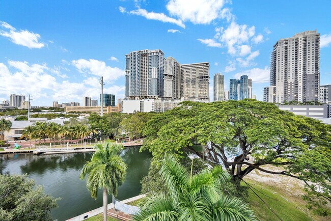 Building Photo - 401 SW 4th Ave