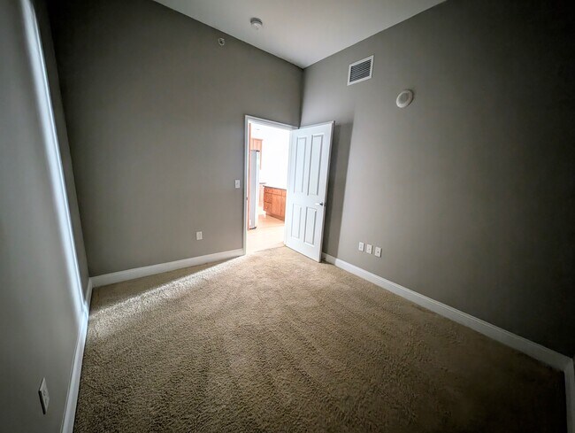 Building Photo - 1950 Logan St