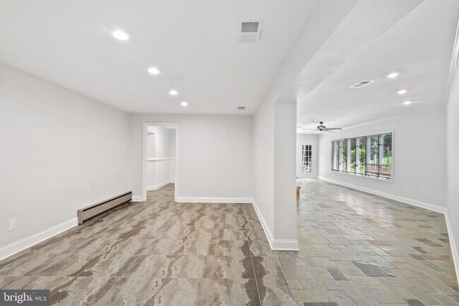 Building Photo - 7732 Canal Ct
