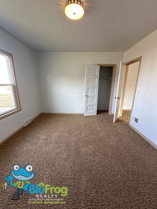 Building Photo - EZ - 402 Duplex