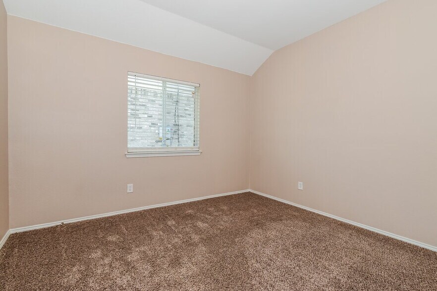 Building Photo - 906 Oak Hollow Ln