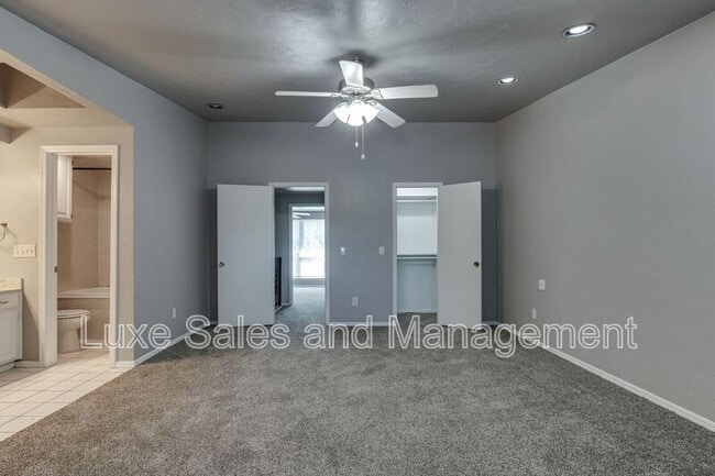 Building Photo - 13813 Fairhill Ave