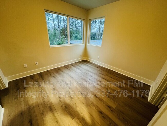 Building Photo - 136 Greentree Dr