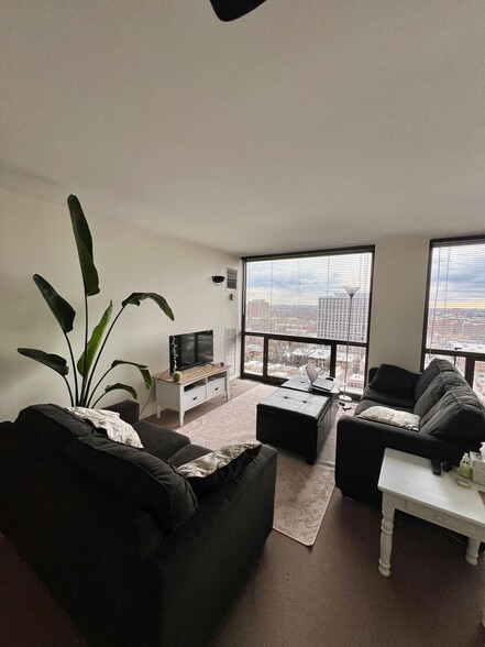 South West View - 4343 N CLARENDON Ave