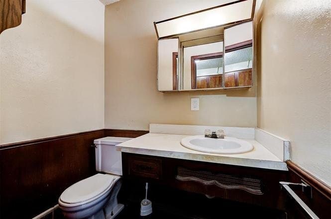 Building Photo - 1001 Hampton Rd