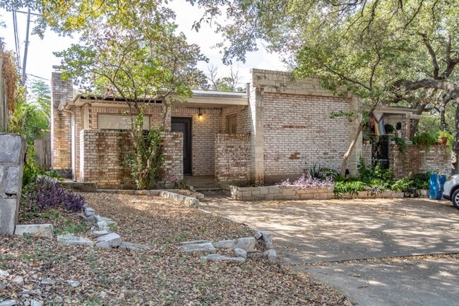 Building Photo - 2305 Montclaire St