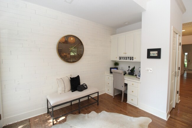 Building Photo - 1401 NE Dysart Woods Ln