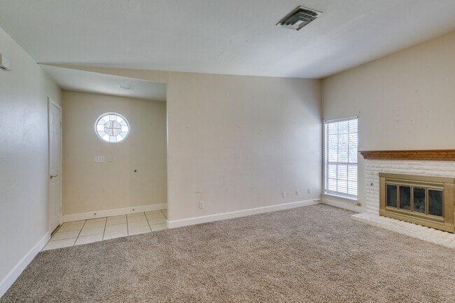 Building Photo - 2nd Floor Condo Near UNLV