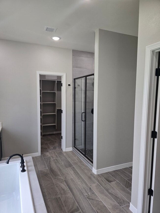Building Photo - LUXURIOUS EASTSIDE HOME FOR RENT