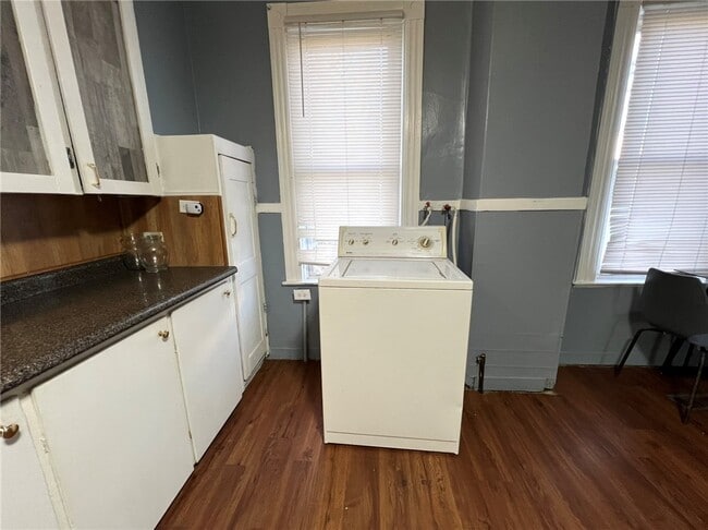 Building Photo - 411 Herrick St