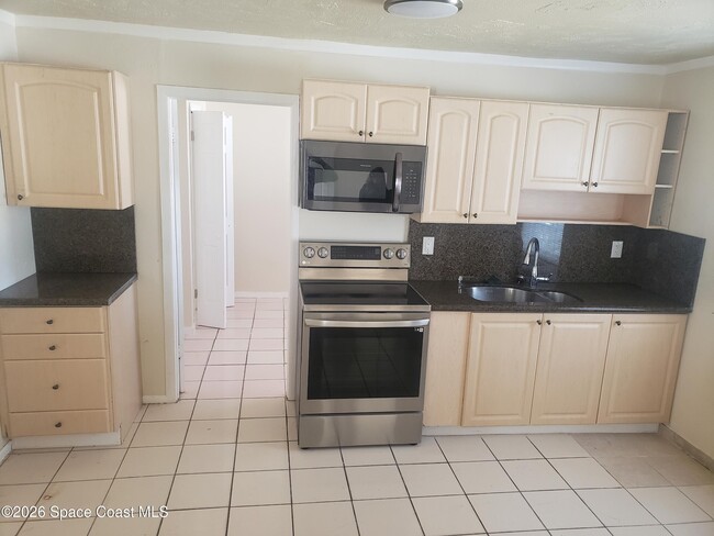 Building Photo - 2114 Henry St NE