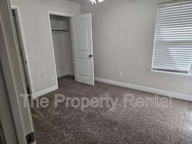 Building Photo - 806 E 93rd St