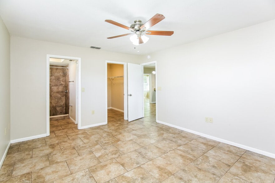 Building Photo - 5286 Enfield Ave