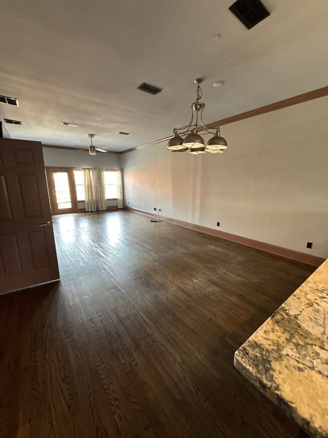 Building Photo - 2 bedroom/3 bath Townhome with extra room/...